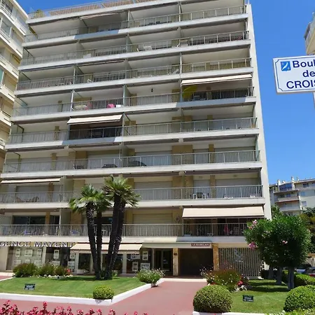 Idealement Situee A 50m De La Croisette